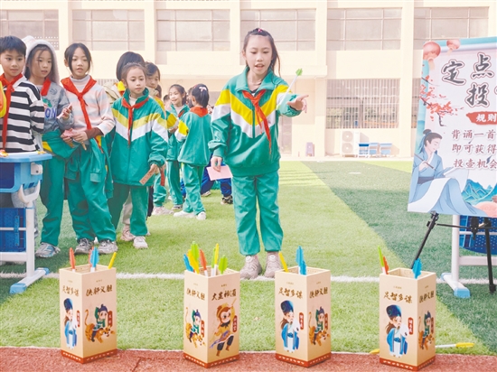 鶴山一中附屬小學(xué)結(jié)合不同學(xué)科，定期開(kāi)展豐富多彩的古詩(shī)詞活動(dòng)，讓學(xué)生在玩中學(xué)、在學(xué)中玩。