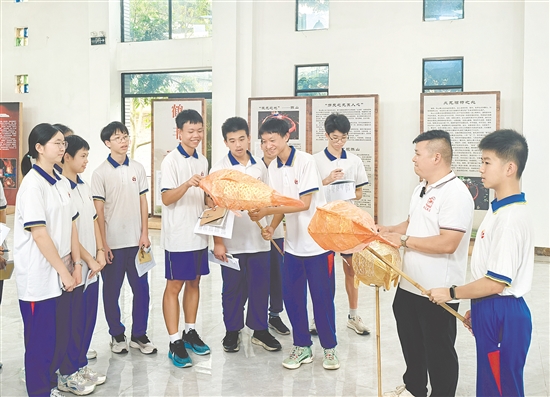 學(xué)生動手制作魚燈，感受傳統(tǒng)文化魅力。