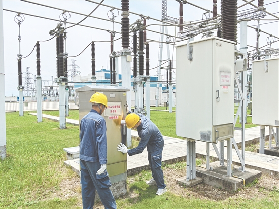 江門供電局變電管理二所正扎實開展臺風前特巡特維工作，對站內(nèi)設備開展精細檢查及隱患治理工作。