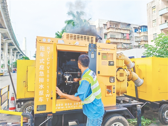 江門城管針對性前置8臺抽水泵車至防汛一線，確保積水出現(xiàn)時能快速響應。蔡昭璐