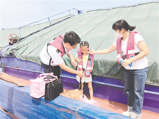 江門開平海事處及時將船上人員撤離至岸上安全地帶。