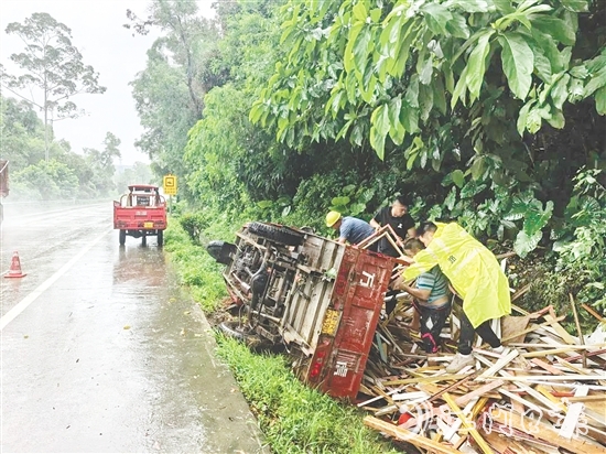 江門市恩平公路事務(wù)中心公路巡查工作人員幫助受臺風(fēng)影響導(dǎo)致三輪車側(cè)翻的群眾。