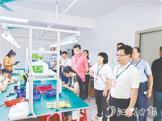 人大代表們實(shí)地視察幸福共富工坊。