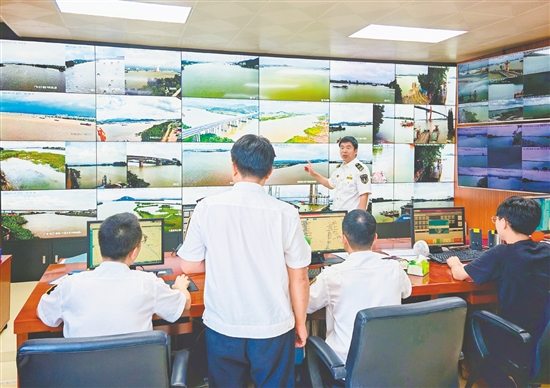 江門海事部門利用船舶防臺風指揮管理系統(tǒng)，通過“信息化+網(wǎng)格化”構建起全覆蓋管理體系。