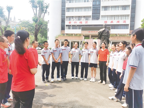 中考放榜后，景賢學校部分師生相聚校園，分享喜悅。