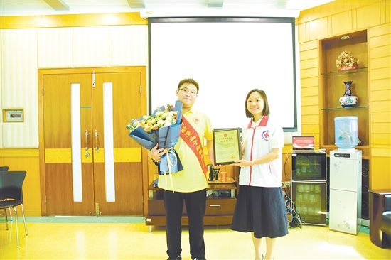 江門市紅十字會為陳杰峰頒發(fā)榮譽證書。 江門市紅十字會為陳杰峰頒發(fā)榮譽證書。