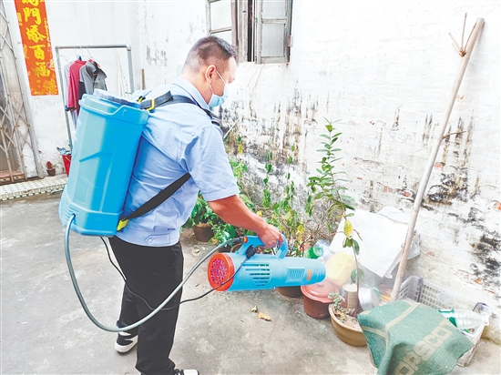 工作人員正在消殺滅蚊。