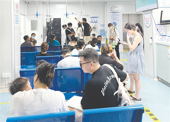 家長(zhǎng)帶著孩子在候診。