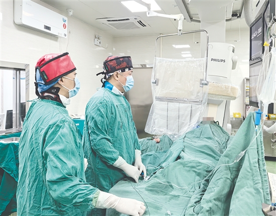 醫(yī)生為患者進(jìn)行手術(shù)。