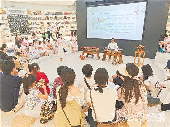 活動(dòng)通過(guò)古琴演奏、經(jīng)典誦讀、家風(fēng)宣講等形式，為市民帶來(lái)沉浸式的文化體驗(yàn)，助力“悅讀開(kāi)平”建設(shè)。