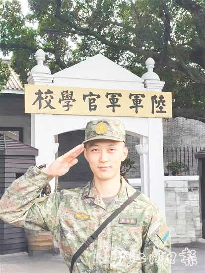 黃永陽曾是空軍機(jī)務(wù)兵，如今是開平市農(nóng)業(yè)科學(xué)研究所技術(shù)員，在田野間續(xù)寫“守護(hù)”的故事。