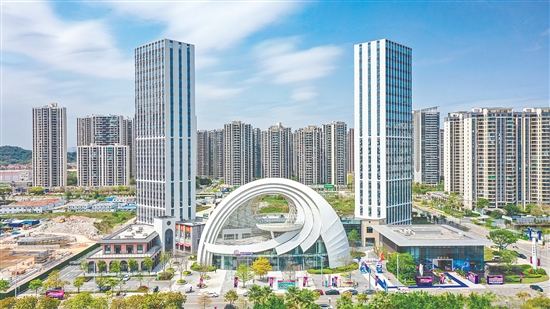 “灣區(qū)之眼”商業(yè)區(qū)的開業(yè)填補了濱江新區(qū)商業(yè)板塊的空缺。