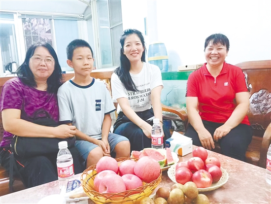 謝王亮與老師、母親（右一）合影。