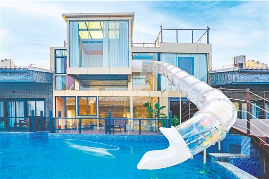 臺(tái)山嶺南僑水度假村以“水上樂(lè)園+親水別墅”為特色。