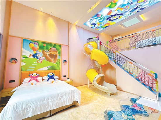 巴貝高比比企鵝親子酒店親子房?jī)?nèi)設(shè)有旋轉(zhuǎn)滑梯。