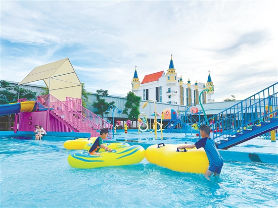 這個(gè)夏天，親子酒店搭配水上樂(lè)園更受親子家庭青睞。