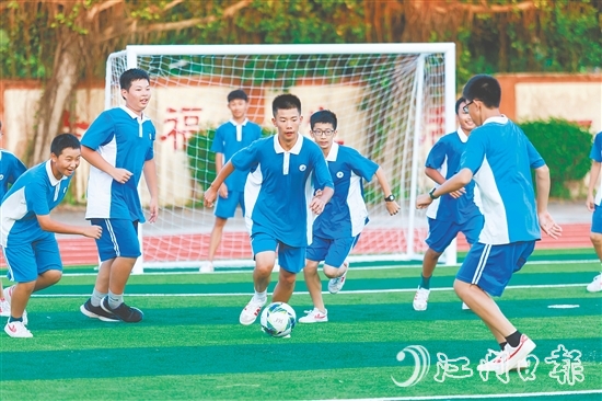 怡霖學(xué)校以五育協(xié)同為目標(biāo)，培養(yǎng)全面發(fā)展的新時(shí)代好少年。