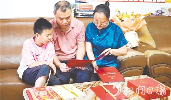 何宇曦被國(guó)防科技大學(xué)錄取，他的家人非常欣慰。