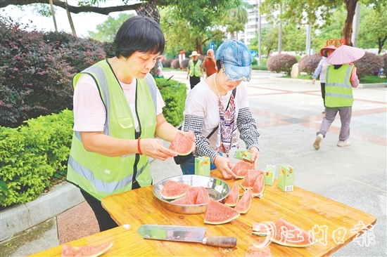 環(huán)衛(wèi)工人收到西瓜和清涼飲料。