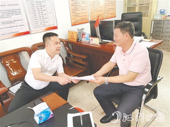 吳泓汛（左）著力構(gòu)建“一站式”矛盾調(diào)處平臺，讓群眾煩心事有處說、有人管。