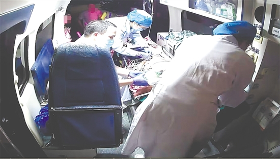 待患者生命體征穩(wěn)定，醫(yī)護(hù)人員將其轉(zhuǎn)運(yùn)至醫(yī)院搶救。