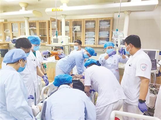 醫(yī)護(hù)人員為患者開展院內(nèi)救治。