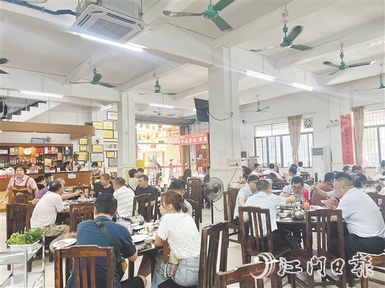 “溫三爺牛世家”餐館吸引無數(shù)食客前來打卡。