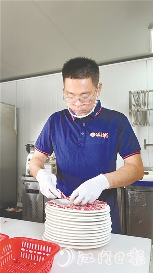 餐館繁忙時，溫偉文也會親自上陣。