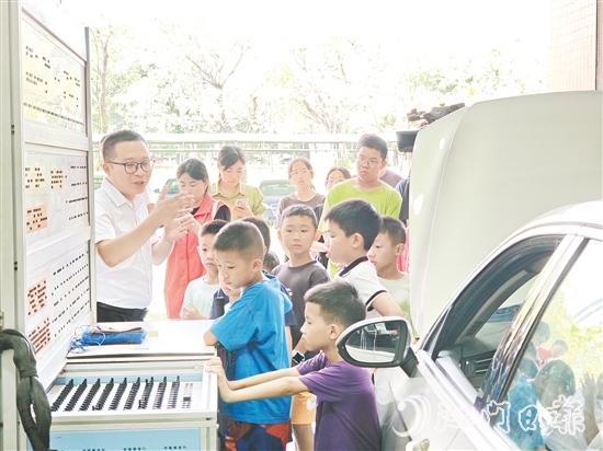 方镕城向社區(qū)居民普及新能源汽車知識。