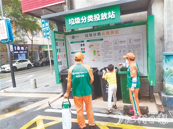 鶴山市大力推進垃圾收集點整改工作，讓生活垃圾分類投放更便捷、規(guī)范。