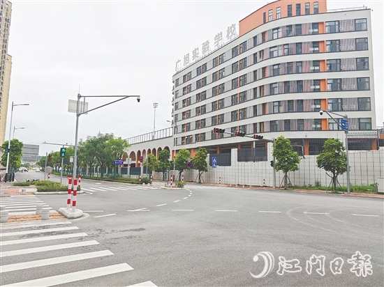 朗和路是前往鶴山市廣旭實驗學校的重要道路之一，為該校師生提供了良好的出行環(huán)境。