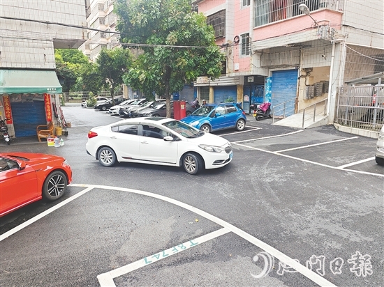 屏苑一區(qū)經(jīng)過升級改造，小區(qū)內(nèi)部道路全部鋪設瀝青，停車位用清晰標線劃分。