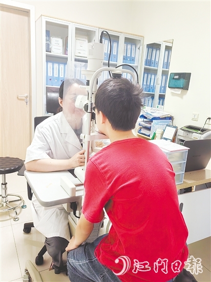 羅麗莎正在為青少年檢查視力。