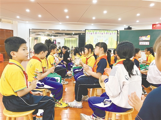 余杰聰以學(xué)生們喜聞樂見的方式，帶領(lǐng)大家走進充滿魅力的音樂世界。