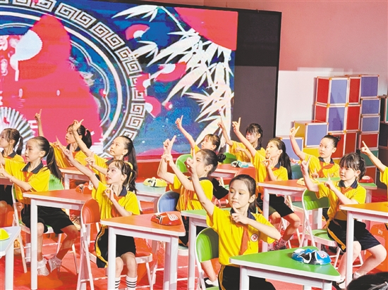 學生們在舞臺上自信綻放，以多元形式展現(xiàn)藝術(shù)素養(yǎng)。