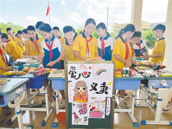 學生們穿梭在各攤位間“淘寶”，以實際行動奉獻愛心。