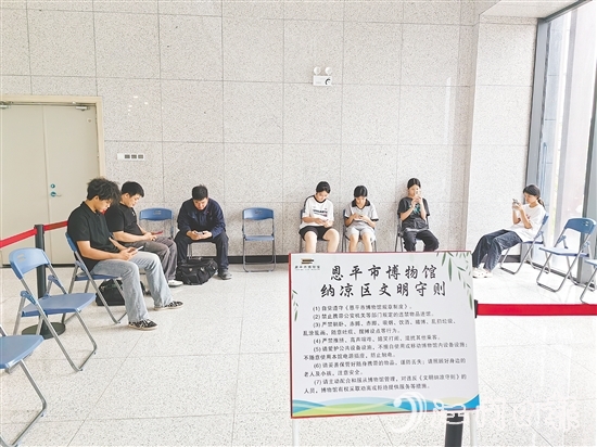 恩平市博物館為市民和游客打造一處“清涼港灣”。