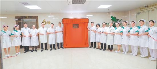 江門市人民醫(yī)院是我市目前唯一入選“首批免陪照護(hù)標(biāo)準(zhǔn)化（病房）醫(yī)院建設(shè)單位”的醫(yī)療機(jī)構(gòu)。