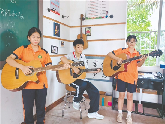 吉他課上，孩子們練習(xí)和弦指法。