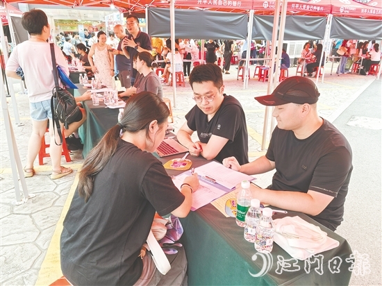 招聘會吸引了不少本地青年返鄉(xiāng)求職，其中既有剛畢業(yè)的應(yīng)屆生，也不乏待業(yè)數(shù)月的年輕人。