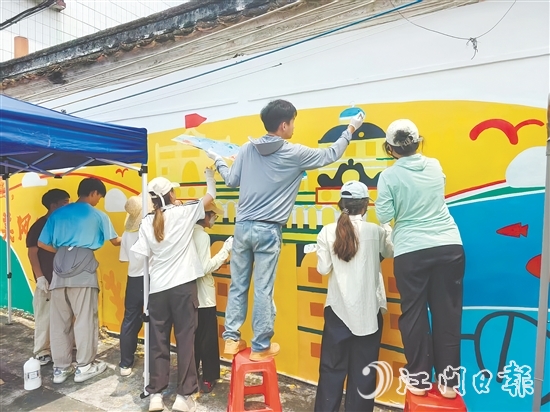 隨著“墨韻筑鄉(xiāng)”突擊隊(duì)員們的畫筆落下，三埠街道三圍村的墻面逐漸煥發(fā)出新的光彩。受訪者供圖