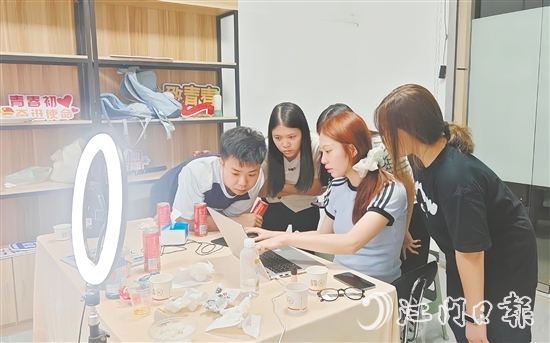 為推廣好開平本地農(nóng)產(chǎn)品，“赤貨先鋒隊(duì)”隊(duì)員們編寫直播腳本，反復(fù)打磨話術(shù)，確保直播效果良好。受訪者供圖