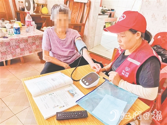 愛心服務(wù)隊上門探訪老人。