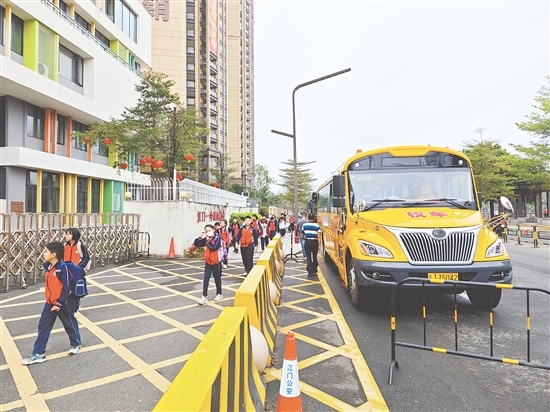 江門一中附屬小學(xué)校園定制公交接送學(xué)生準(zhǔn)時(shí)上下學(xué)。 江門一中附屬小學(xué)校園定制公交接送學(xué)生準(zhǔn)時(shí)上下學(xué)。