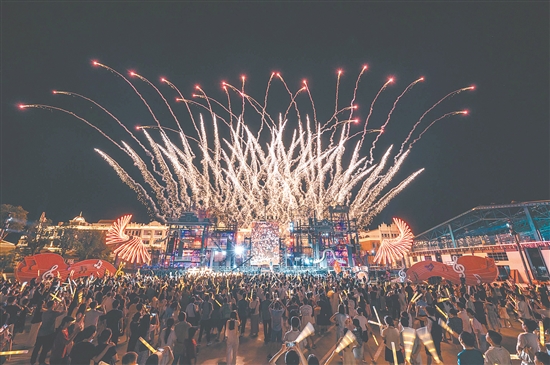 歌手后弦的演唱點燃了赤坎華僑古鎮(zhèn)的熱情，現(xiàn)場氣氛熱烈。