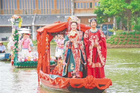 《嶺南水上婚禮》讓游客沉浸式體驗(yàn)“花船迎親、拜堂成禮”的傳統(tǒng)風(fēng)俗。
