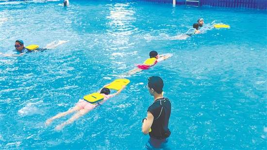 孩子們正在學習游泳基本動作。