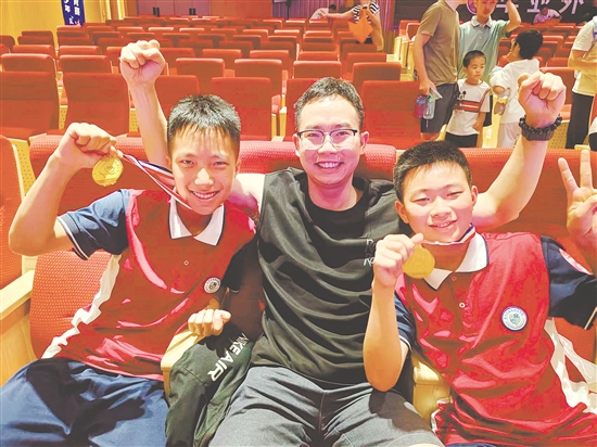 伍子賢（左）、曾釔濱（右）勇奪省青少年機(jī)器人競(jìng)賽冠軍。