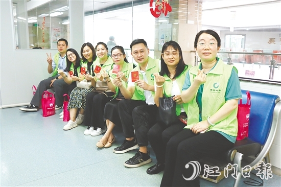 中國(guó)人壽江門(mén)分公司的保險(xiǎn)從業(yè)人員組團(tuán)參加獻(xiàn)血活動(dòng)。