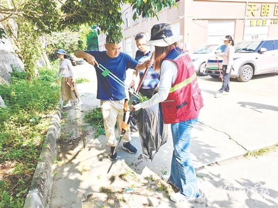 志愿者下沉一線開展清潔工作。